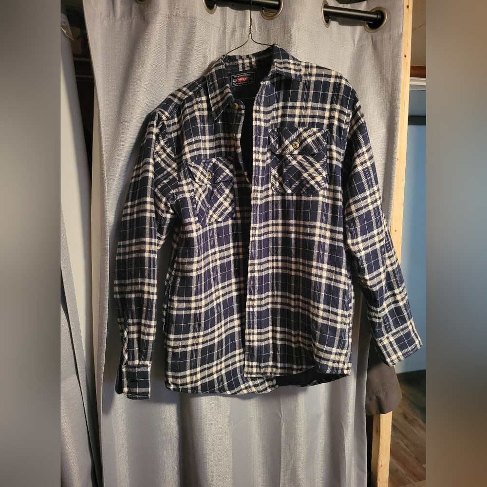 Wrangler navy, white, and yellow size men's small quilt-lined overshirt, NWOT.
